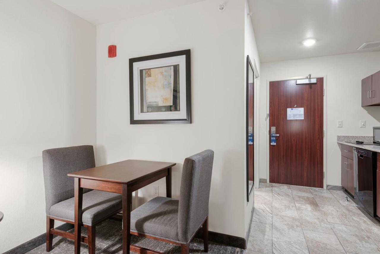 Cobblestone Hotel&Suites - Urbana Extérieur photo
